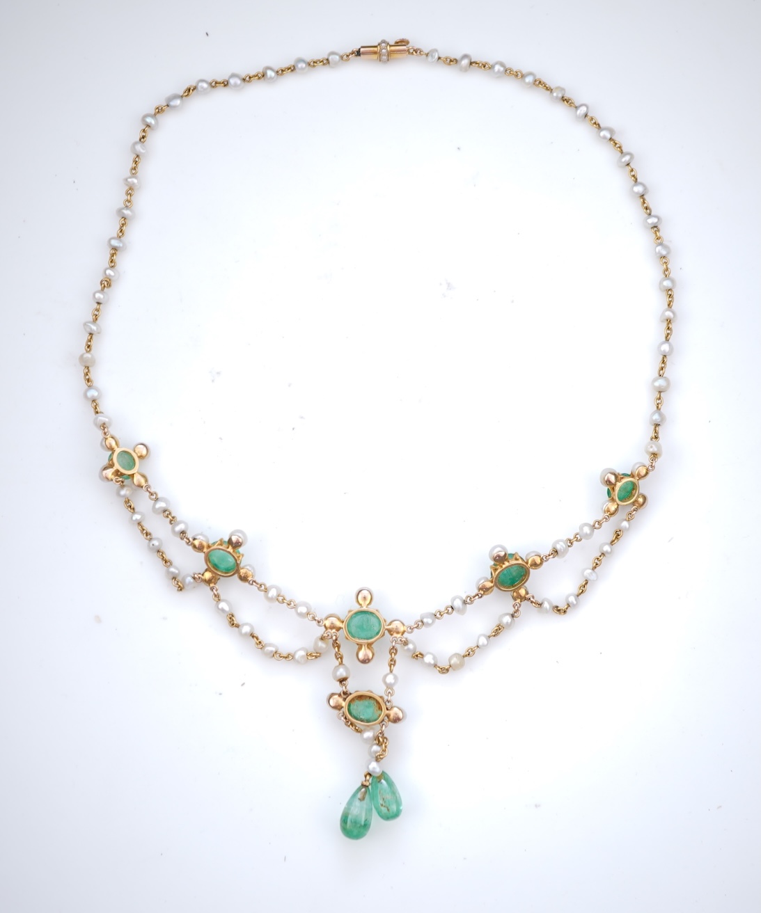 An Edwardian emerald and pearl necklace, early 20th century